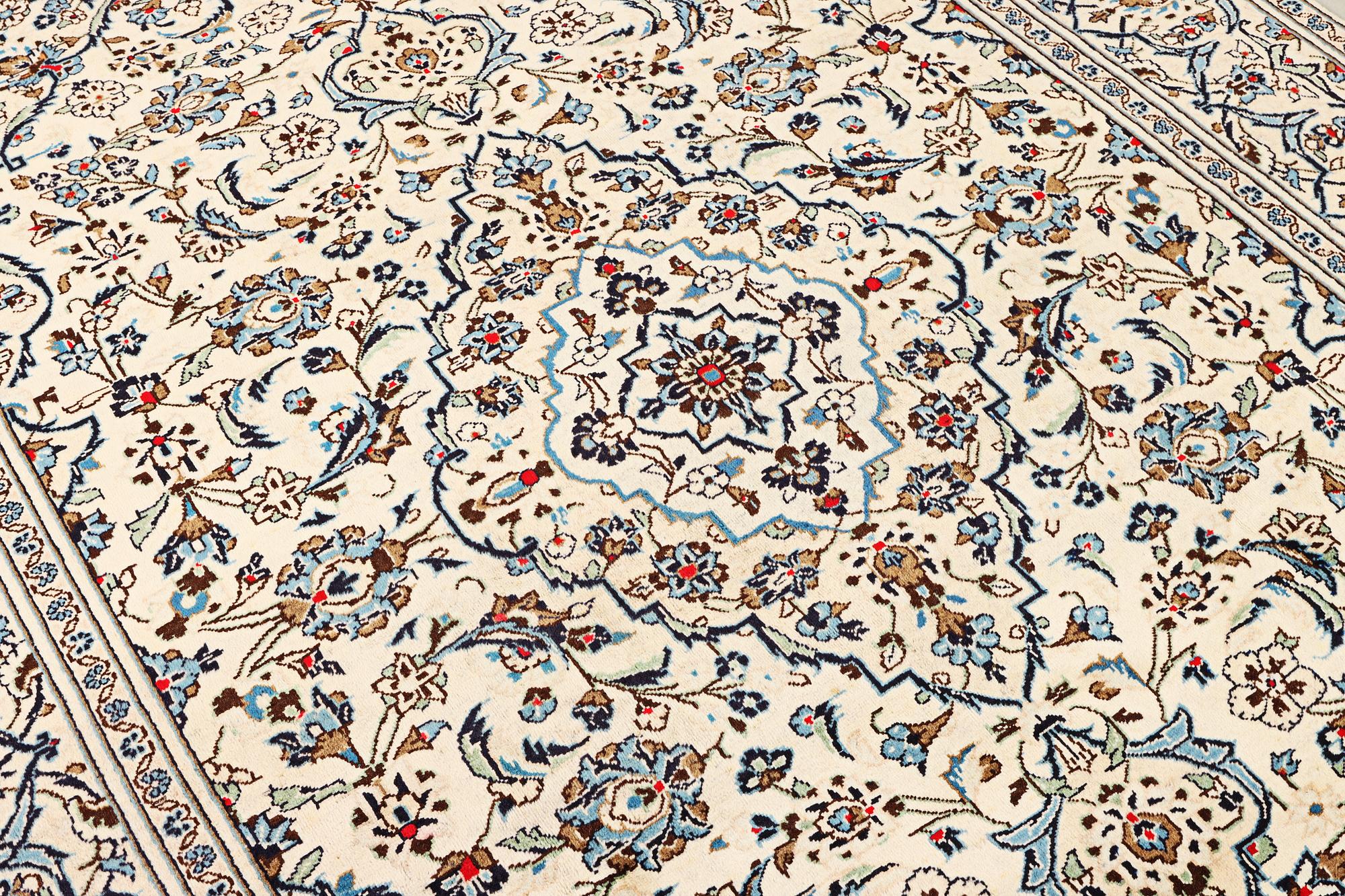 A Kashan carpet, c. 290 x 197 cm.