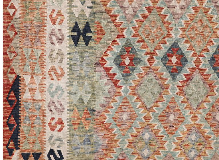 A Kilim carpet, c. 299 x 196 cm.