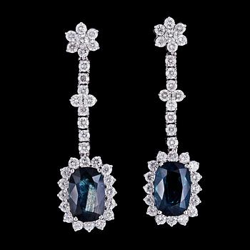 331. A pair of greenish-blue sapphire, 3.95/3.93 cts and brilliant cut diamond earrings, tot. app. 2 cts.