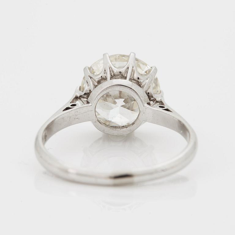 RING med en gammalslipad diamant.