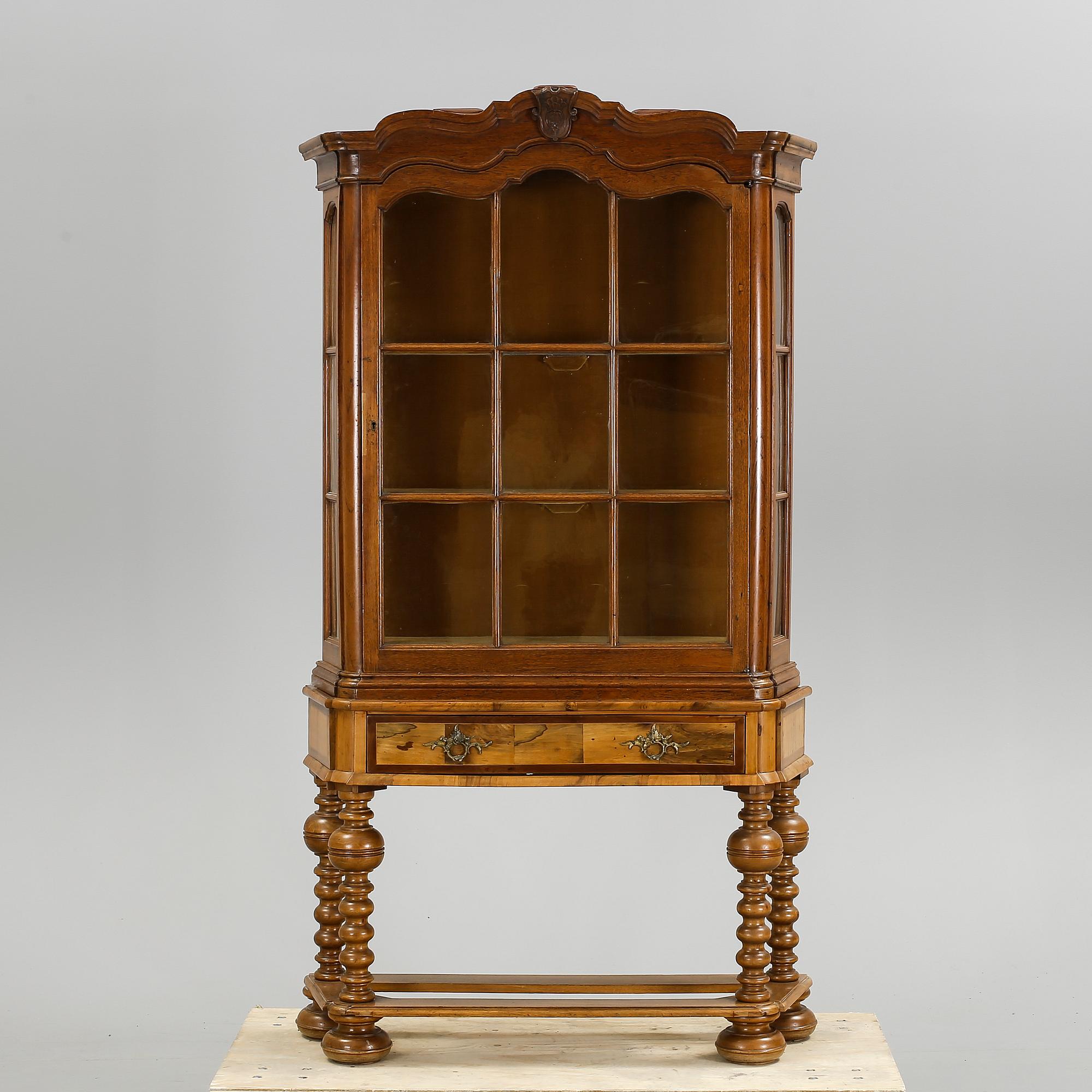 VITRINSKÅP, rokoko, 1700-tal.