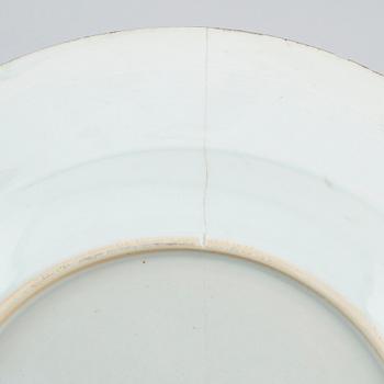 TALLRIKAR, 2 st, porslin, Kina, 1700-tal.