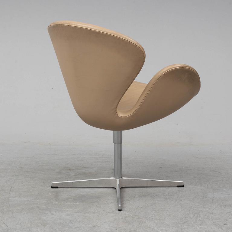 ARNE JACOBSEN, fåtölj, "Svanen", för Fritz Hansen Danmark 2011.