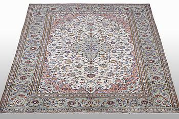 A carpet, Kashan, ca 291 x 201 cm.