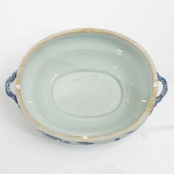 Terrin med lock, porslin. Qingdynastin, Jiaqing (1796-1820).