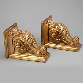 KONSOLER, ett par. Louis XVI-stil. Modern tillverkning.