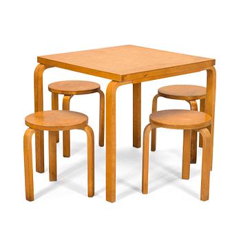 Alvar Aalto, bord, modell 85 och pallar, 4 st, modell 60 för O.Y. Huonekalu-ja Rakennustyötehdas A.B. 1900-talets mitt.