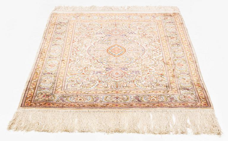 A silk Hereke rug, ca 101 x 69 cm.