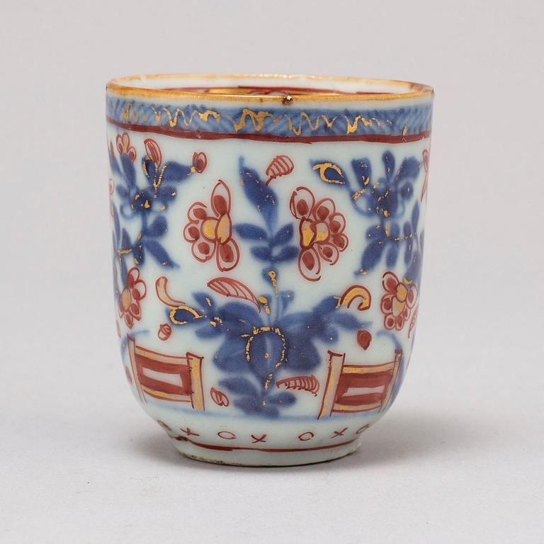 Five (4+1) famille rose and imari cups, Qing dynasty, Qianlong (1736-95).