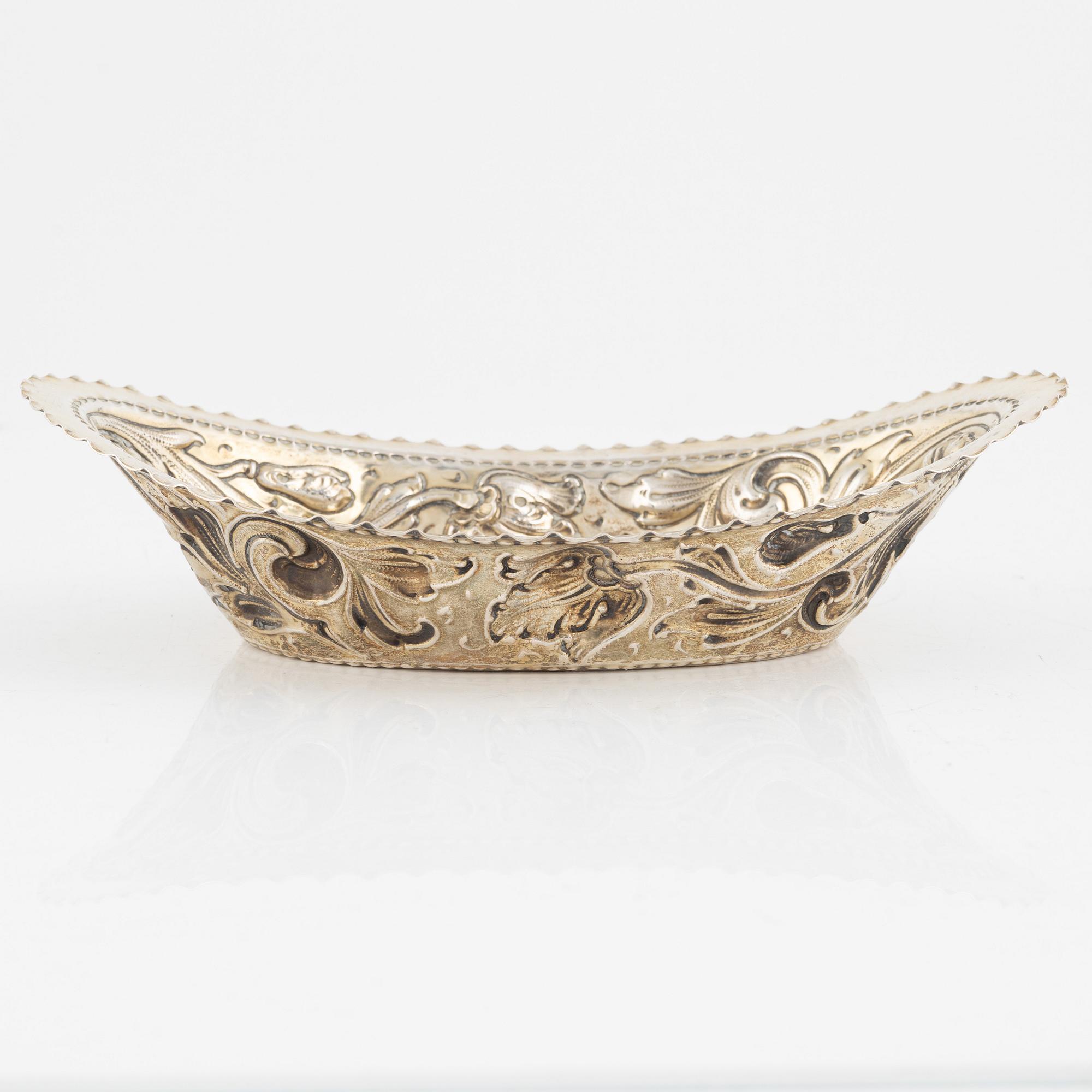 Presenterfat, skål samt sockerskrin med lock, silver, barockstil, 1900-tal.