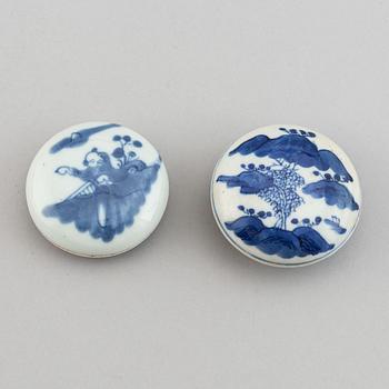 Two Chinese blue and white seal/paste boxes with covers, 20th century.