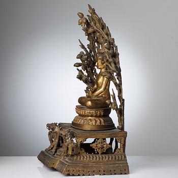 BUDDHA på hög TRON med MANDORLA, förgylld och patinerad kopparlegering. Nepal, 17/1800-tal.