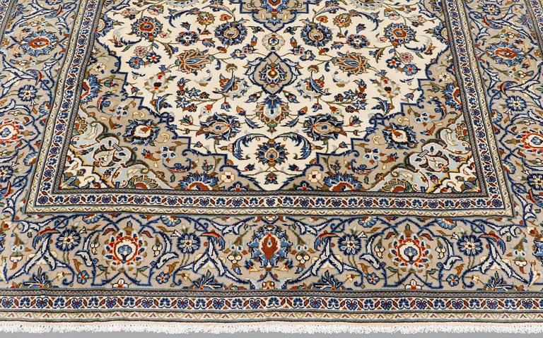 A carpet, Kashan, ca 305 x 205 cm.