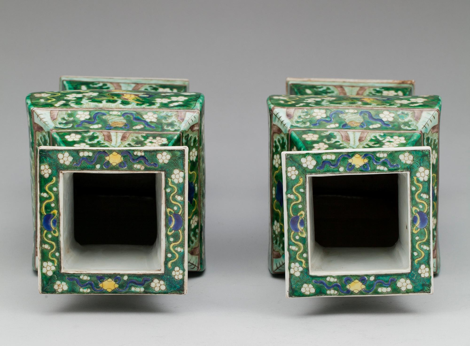 VASER, ett par, porslin, Kangxi-stil, Kina 1800-tal.