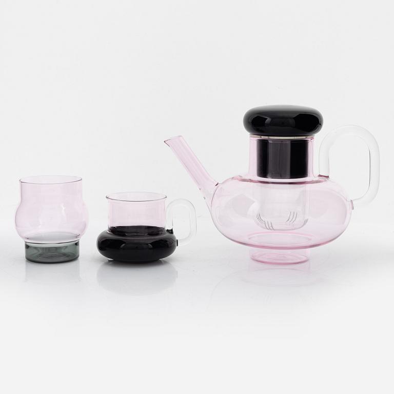Tom Dixon, A 'Bump' glass teapot with for cups and a pair of glasses.