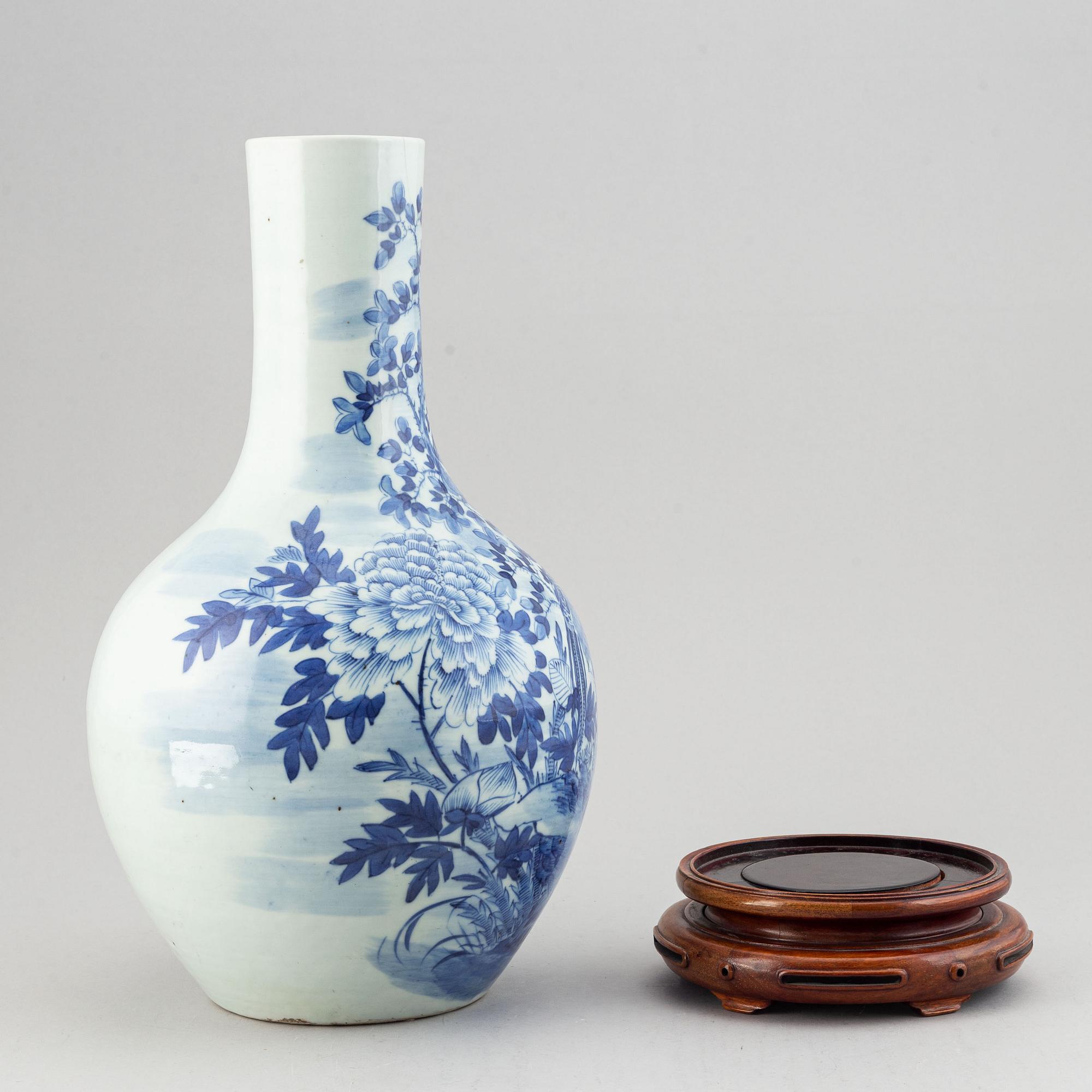 A blue and white tianqiu ping vase, late Qing dynasty.