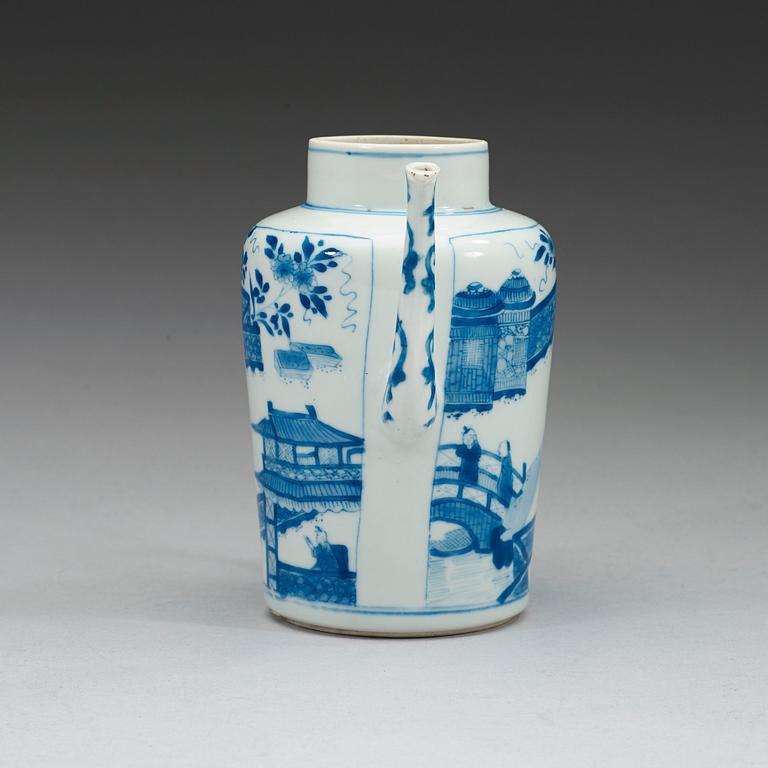 A blue and white tea pot, Qing dynasty Kangxi (1662-1722).