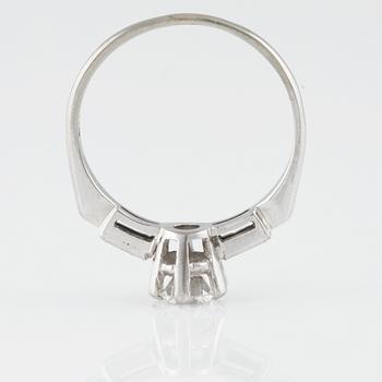 RING, 18K vitguld med äldre briljantslipad diamant 0.82 ct samt 2 baguetteslipade diamanter. Vikt 2,6 gram.