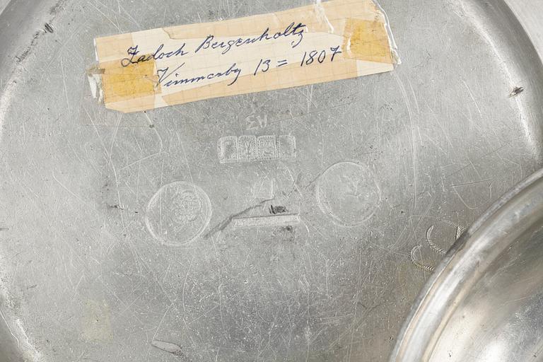 GRÖTSKÅL samt FAT 2 st, tenn.
Växjö och Vimmerby 1807-65.