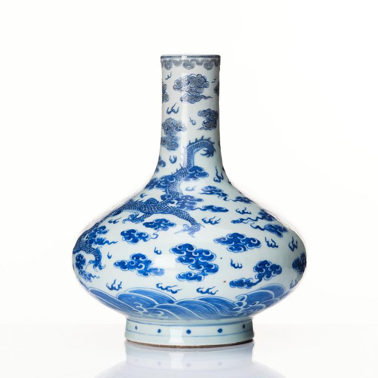 A blue and white vase, Qing dynasty, 19th Century.