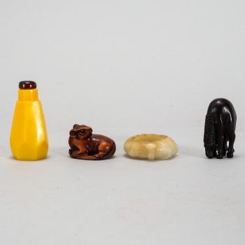 PENSELBAD, nefrit, SNUSFLASKA, glas, samt NETSUKE, två stycken. Kina och Japan, 1900-tal.