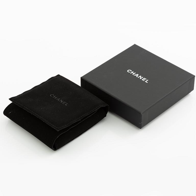 Chanel, Leather and chain CC Scrunchie, 2022.