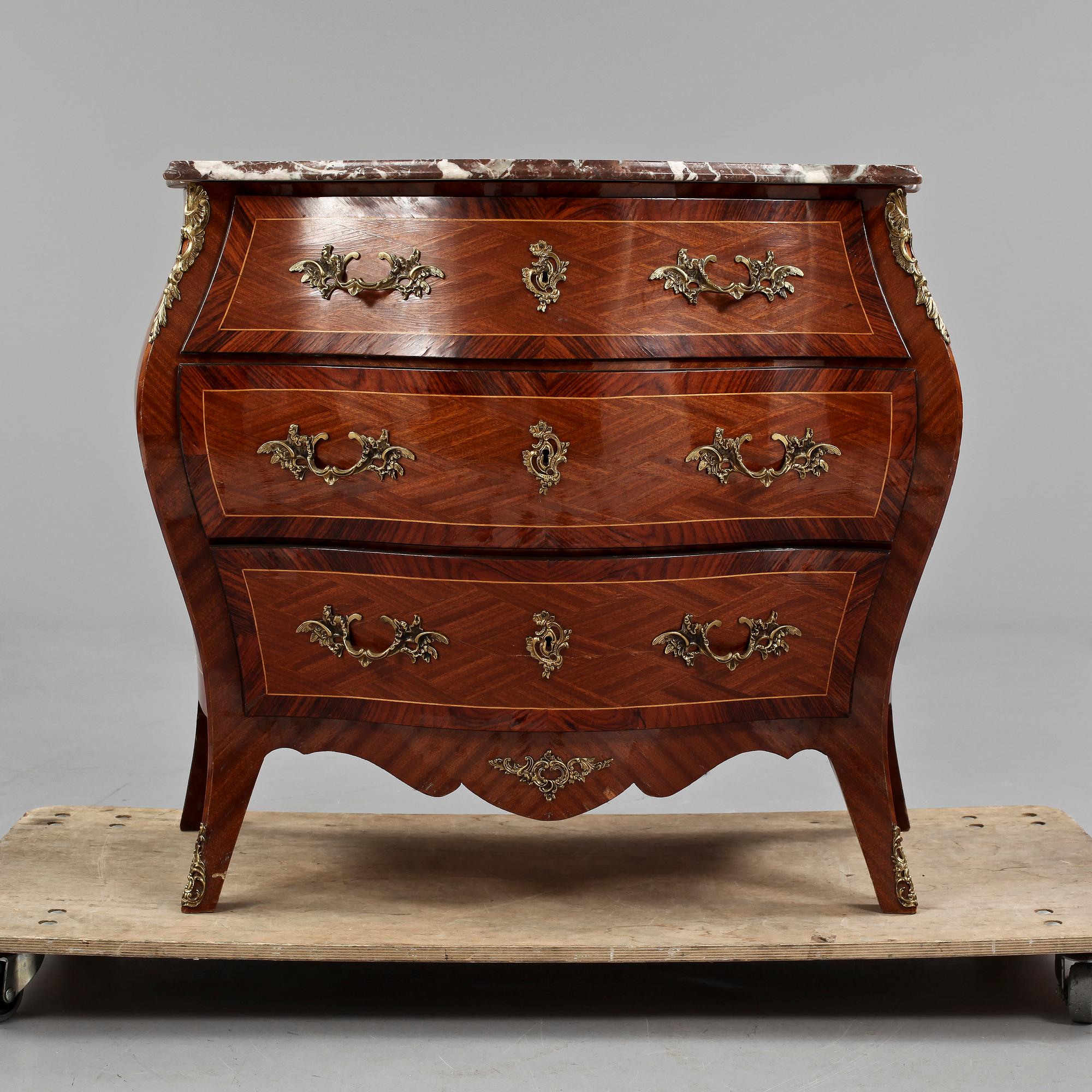 BYRÅ, rokokostil, 1900-tal.