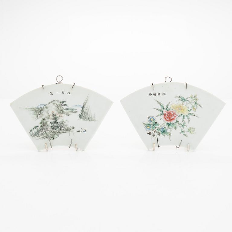 Plaketteja, 2 kpl, posliini, Kiina, myöhäinen Qing-dynastia/varhainen 1900-luku.