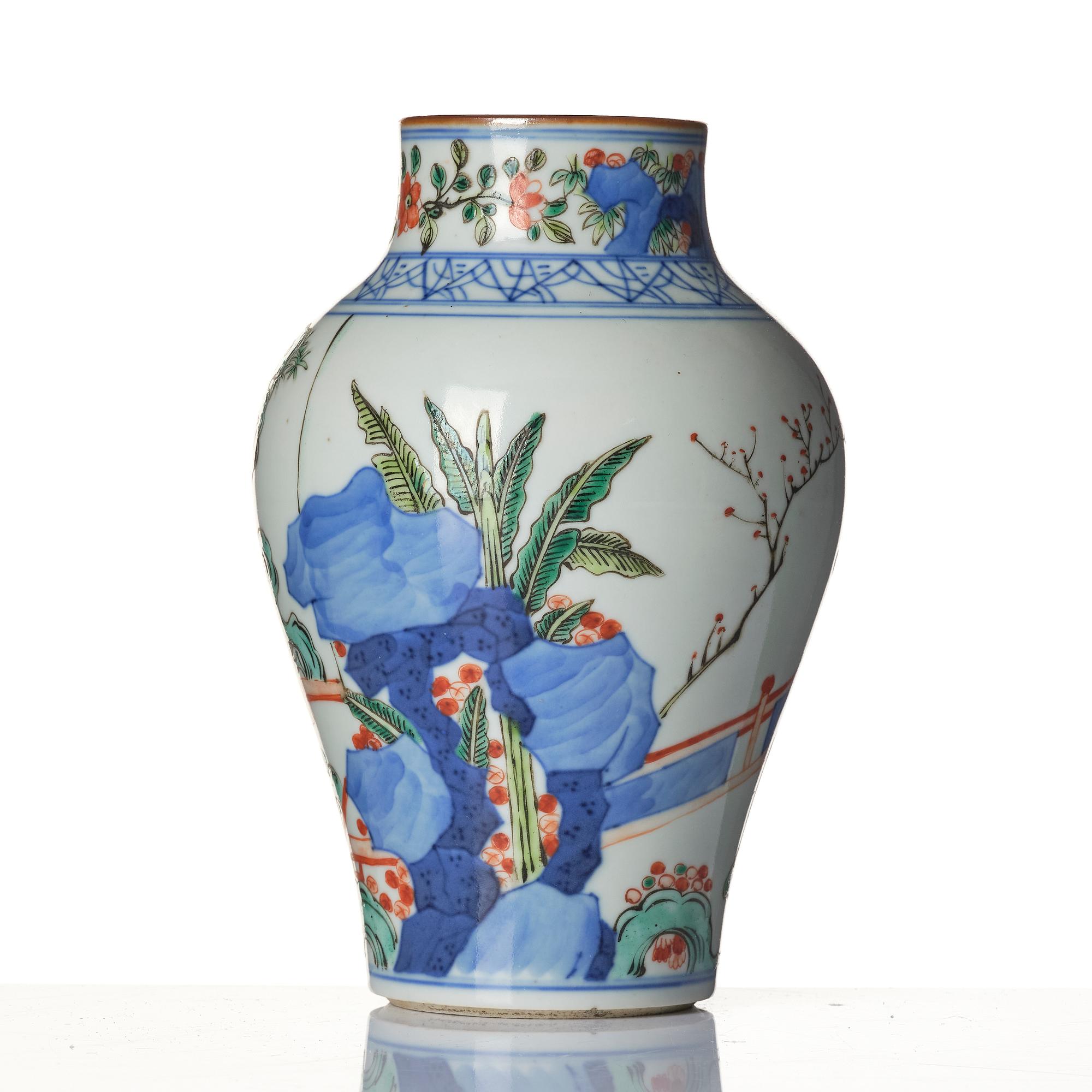 A wucai Transitional style vase, Qing dynasty, 19th century.