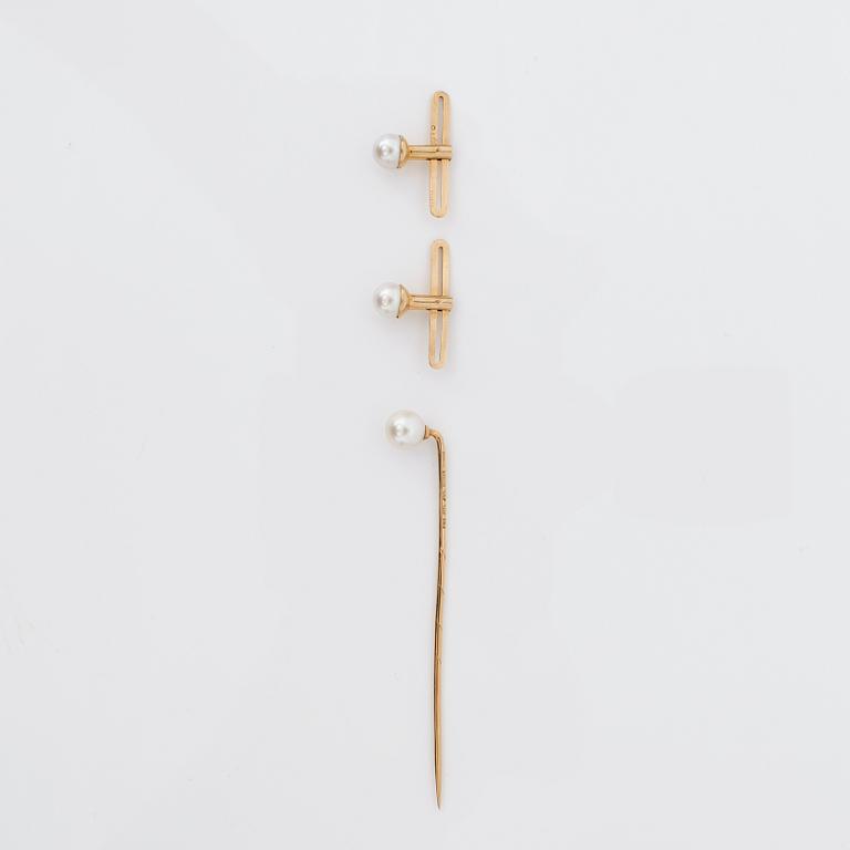 STICKPIN and a pair of TUXEDO BUTTONS, 18K gold and pearls.