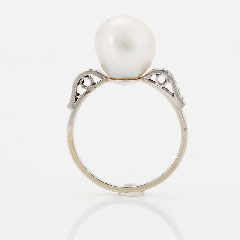 Ring 18K vitguld med en pärla och åttkantslipade diamanter.
