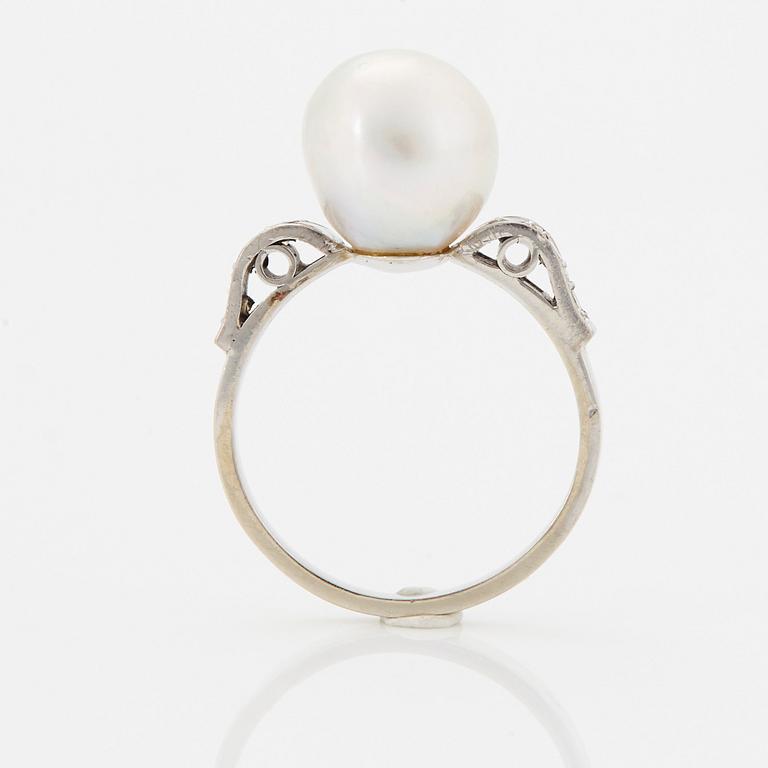 An 18K white gold ring set with a pearl and eight-cut diamonds.