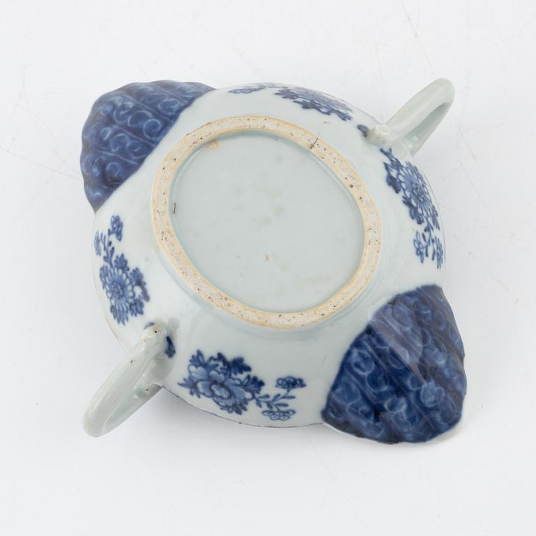 A Chinese blue and white export porcelain sauce boat, Qing dynasty, Qianlong (1736-95).