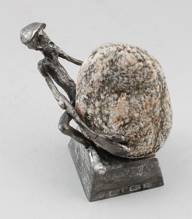 SKULPTUR, tenn och sten, "Lyftet", Henry Gustafsson, signerad 1900-talets andra hälft.