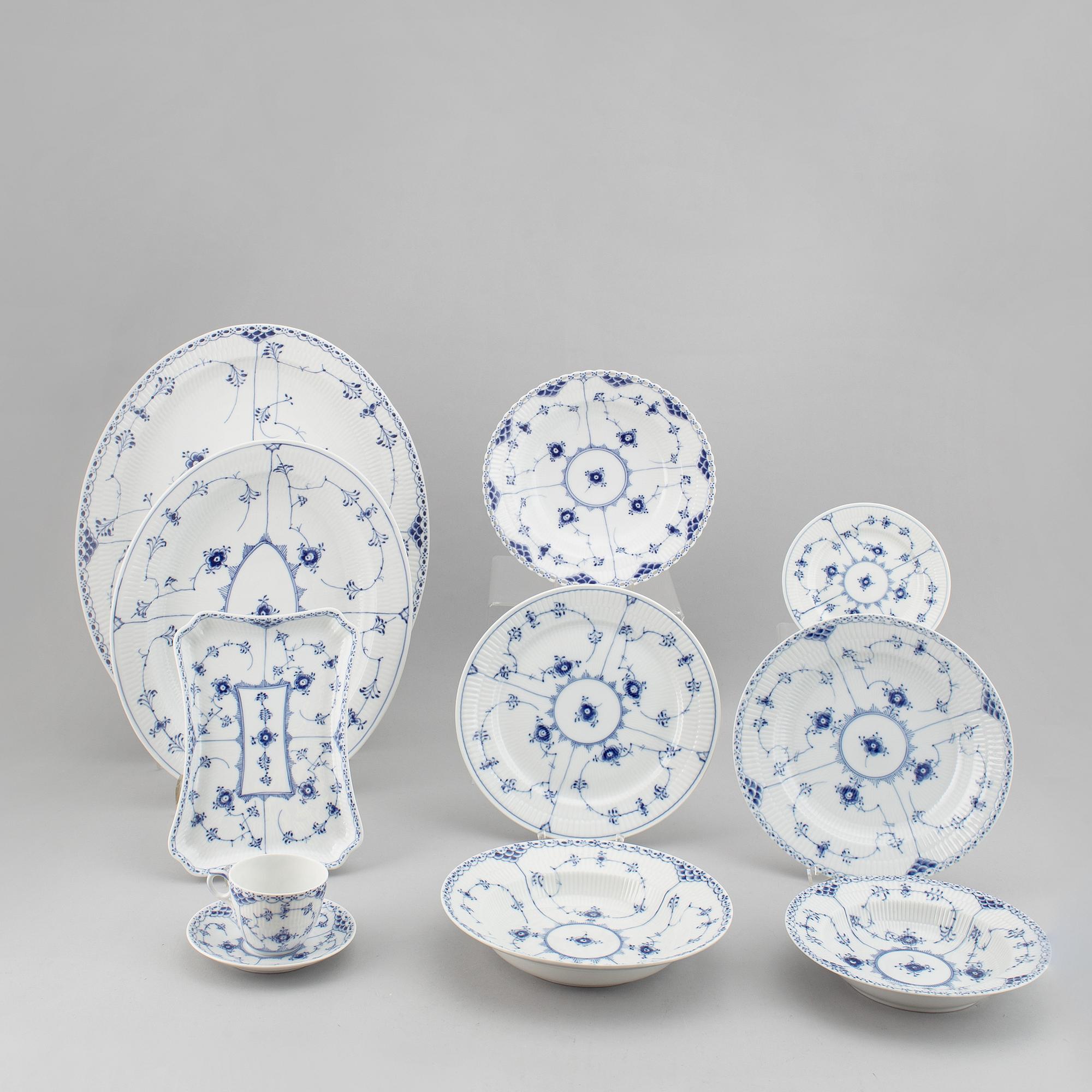 ROYAL COPENHAGEN, a part 'Musselmalet' service, Denmark (33 pieces).