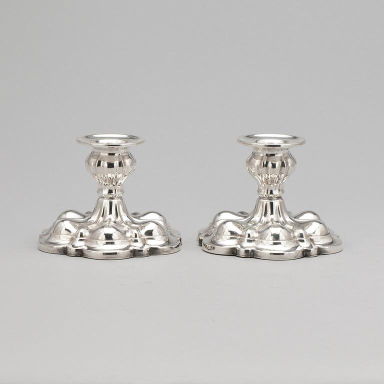 LJUSSTAKAR, ett par, silver, med svenska importstämplar, 1900-tal.