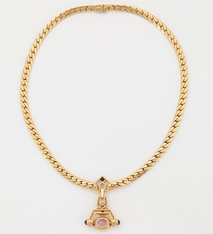 Cartier collier 18K guld med en oval fasettslipad rosa safir samt runda briljantslipade diamanter.