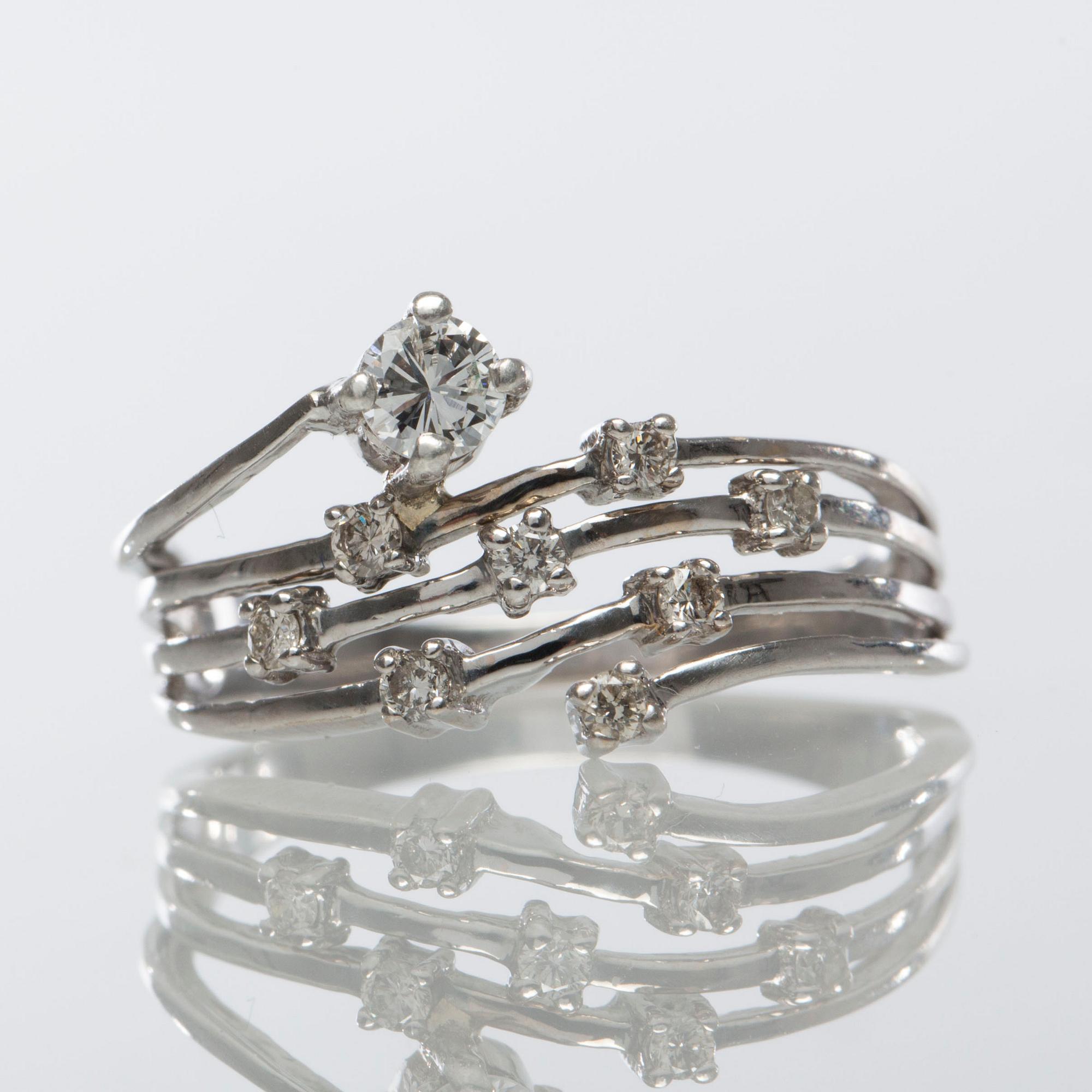 RING, 18K vitguld med briljantslipade diamanter, totalt ca 0.40 ct.