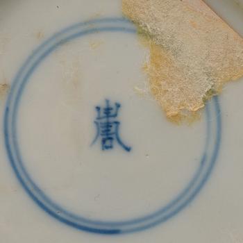 KOPPAR med FAT, fyra stycken, porslin. Qingdynastin Kangxi (1662-1722).