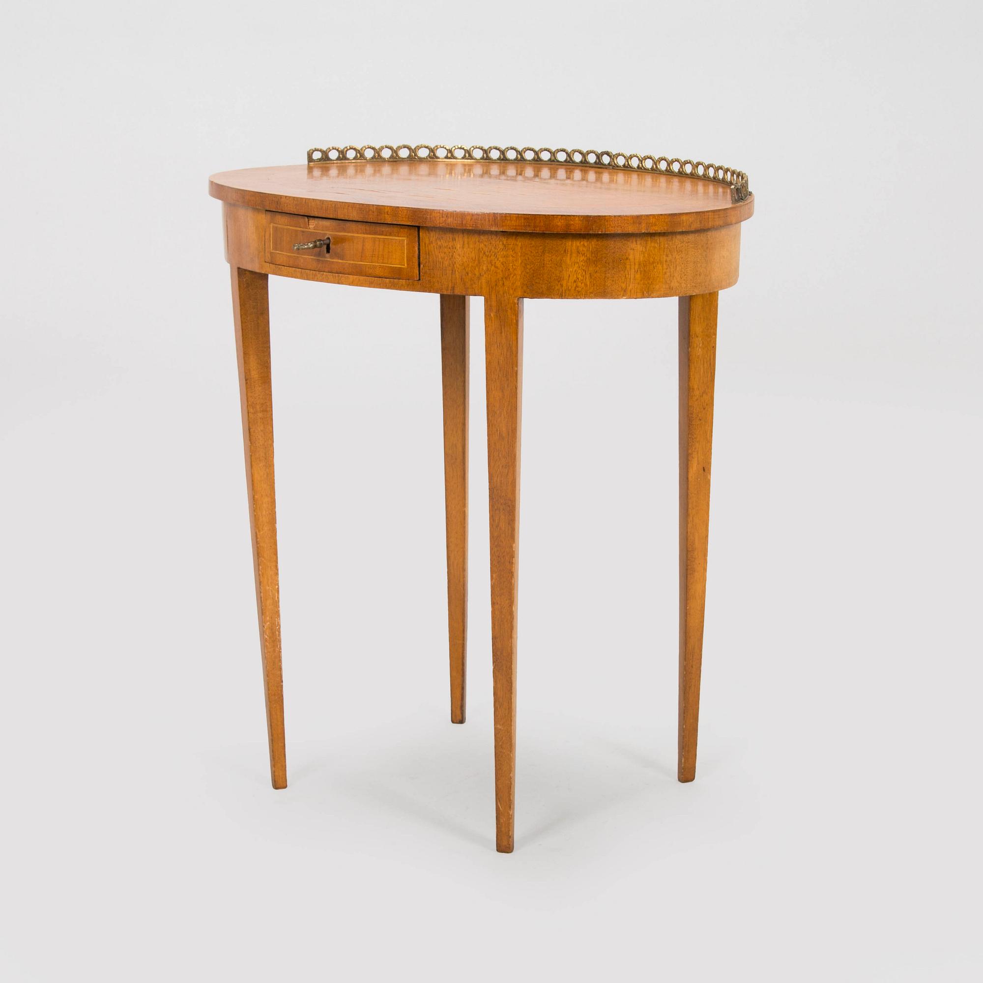 Sidobord/ lampbord, 1900-talets början.