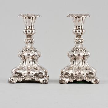 LJUSSTAKAR, ett par, silver, rokokostil, svenska importstämplar, 1900-tal.