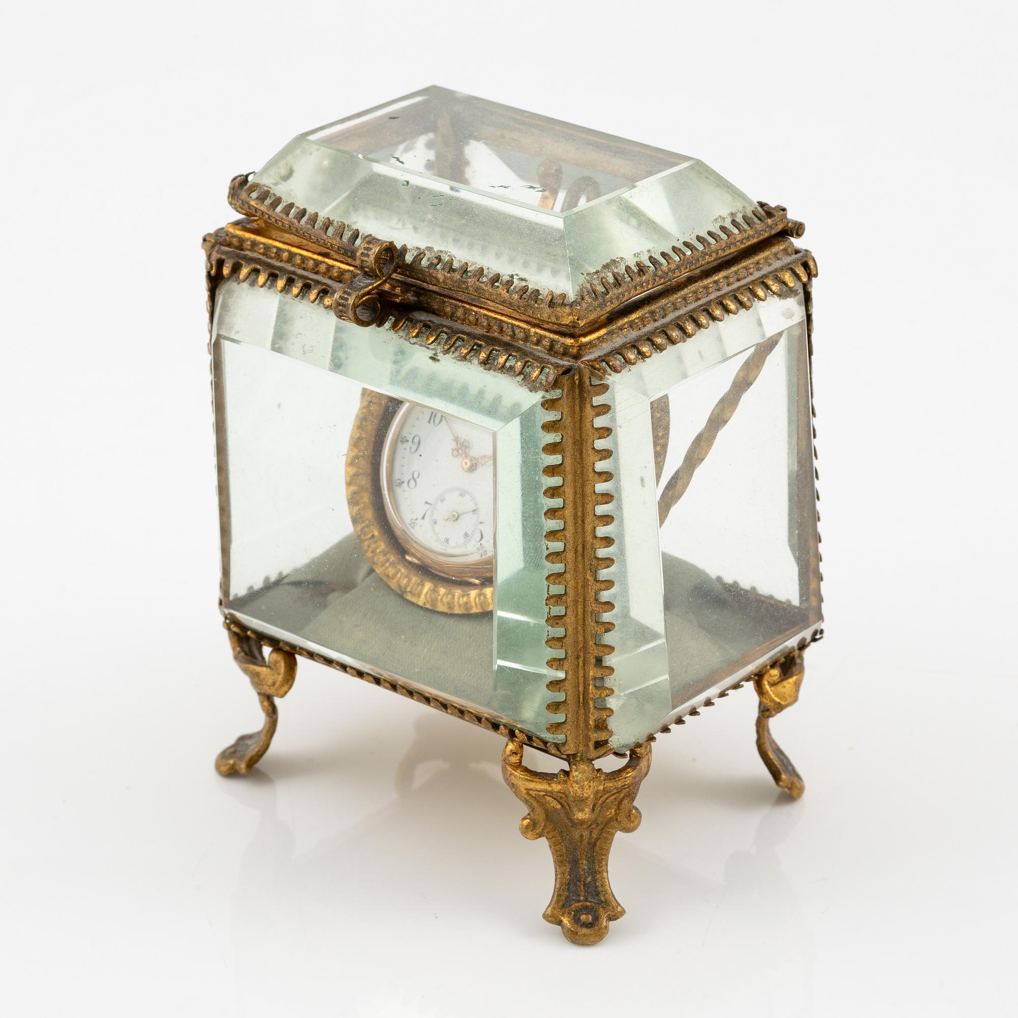 Pocket watch, 14K gold, with stand, 33.5 mm.