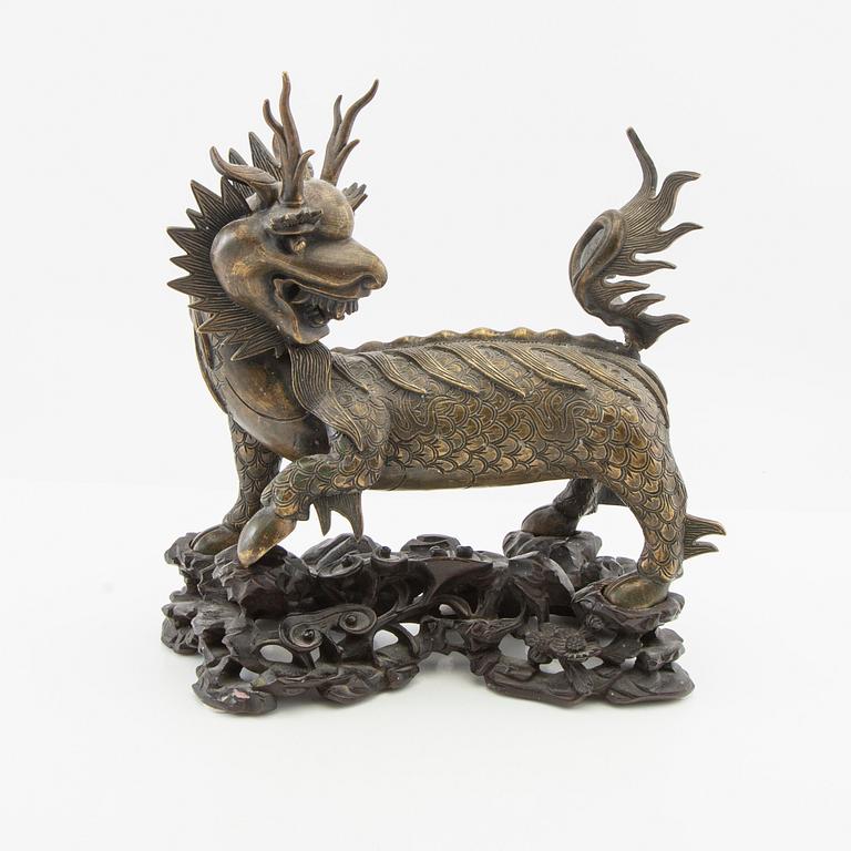 Dragon with stand, late Qing/early 20th century, bronze.