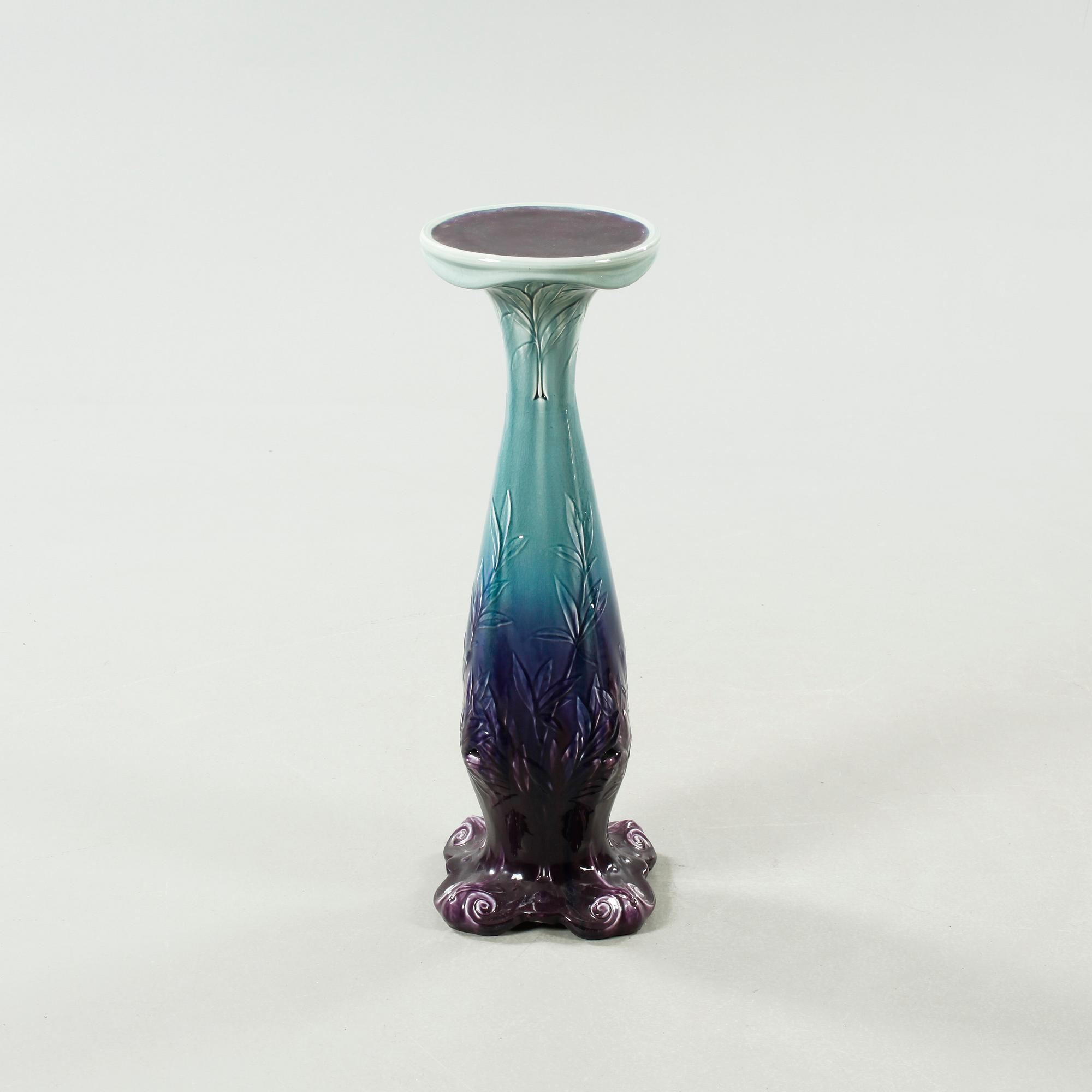 A majolica ware pedestal and a flower pot from Rörstrand, around the year 1900.