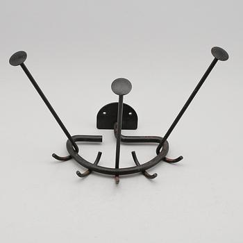KLÄDHÄNGARE, lackerad metall, Ystad Metall, 1900-talets andra hälft.