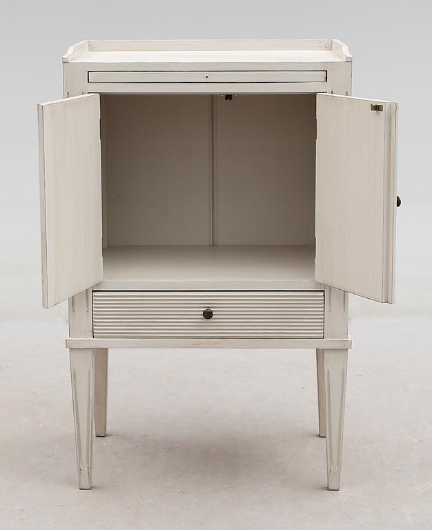 SÄNGBORD, gustaviansk stil, 1900-talets andra hälft.