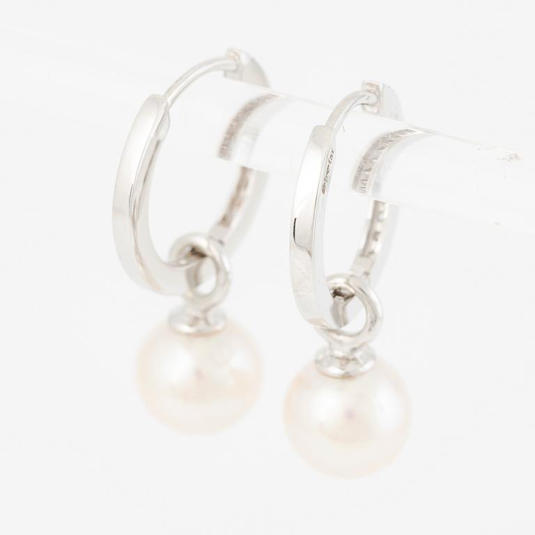 Earrings 14K white gold with cultured Akoya pearls and brilliant-cut diamonds.