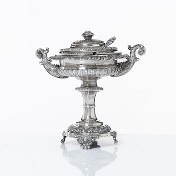 Sockerskål på fot, silver, Fredrik Nymansson, Kristinehamn 1839. Senempire.
