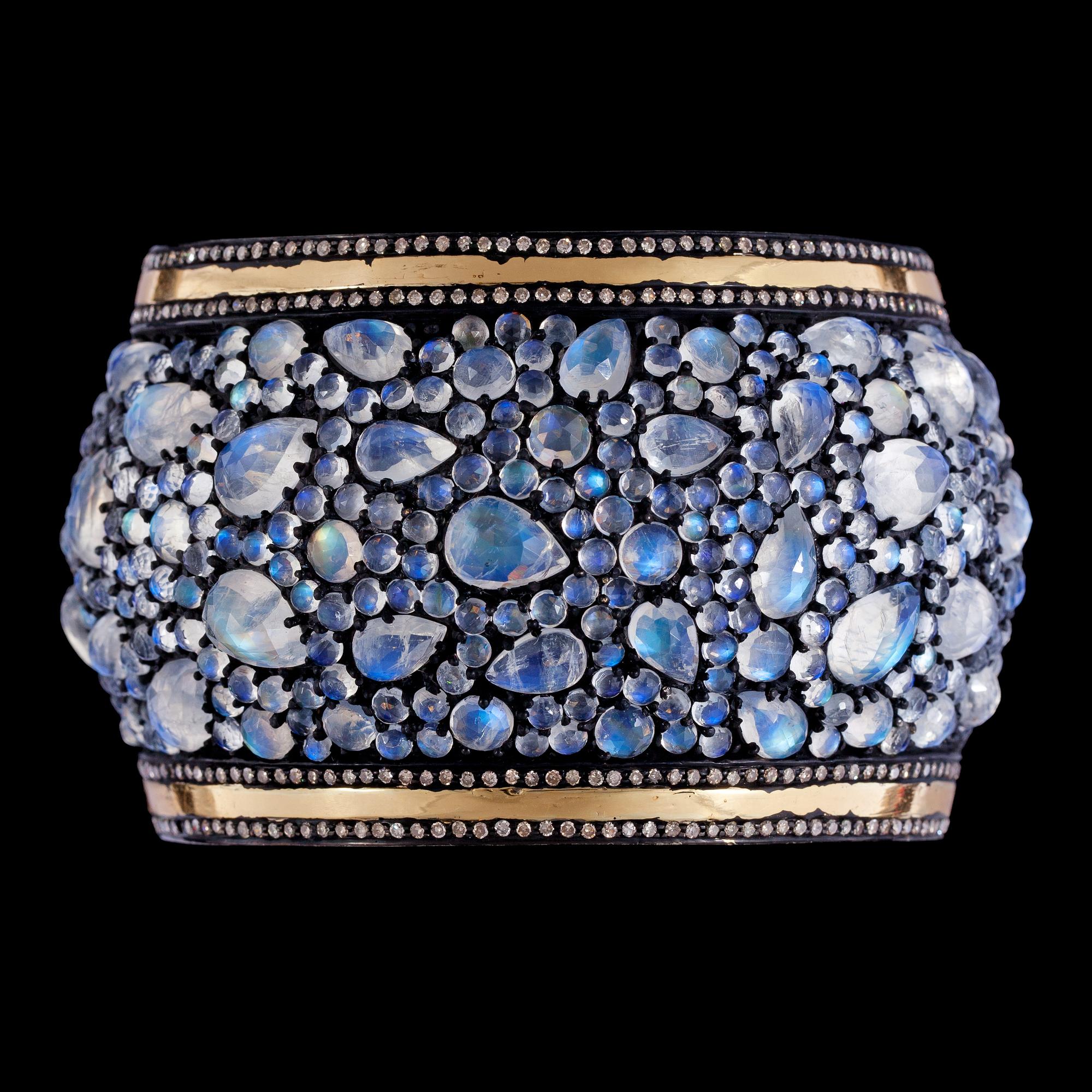 ARMRING, månstenar, tot. 144 ct, med briljantslipade diamanter, tot. ca 4.50 ct.