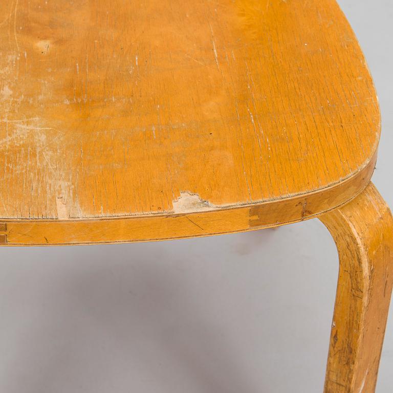 Alvar Aalto, stolar, ett par, modell 69, O.Y. Huonekalu- ja Rakennustyötehdas A.B. 1900-talets mitt.